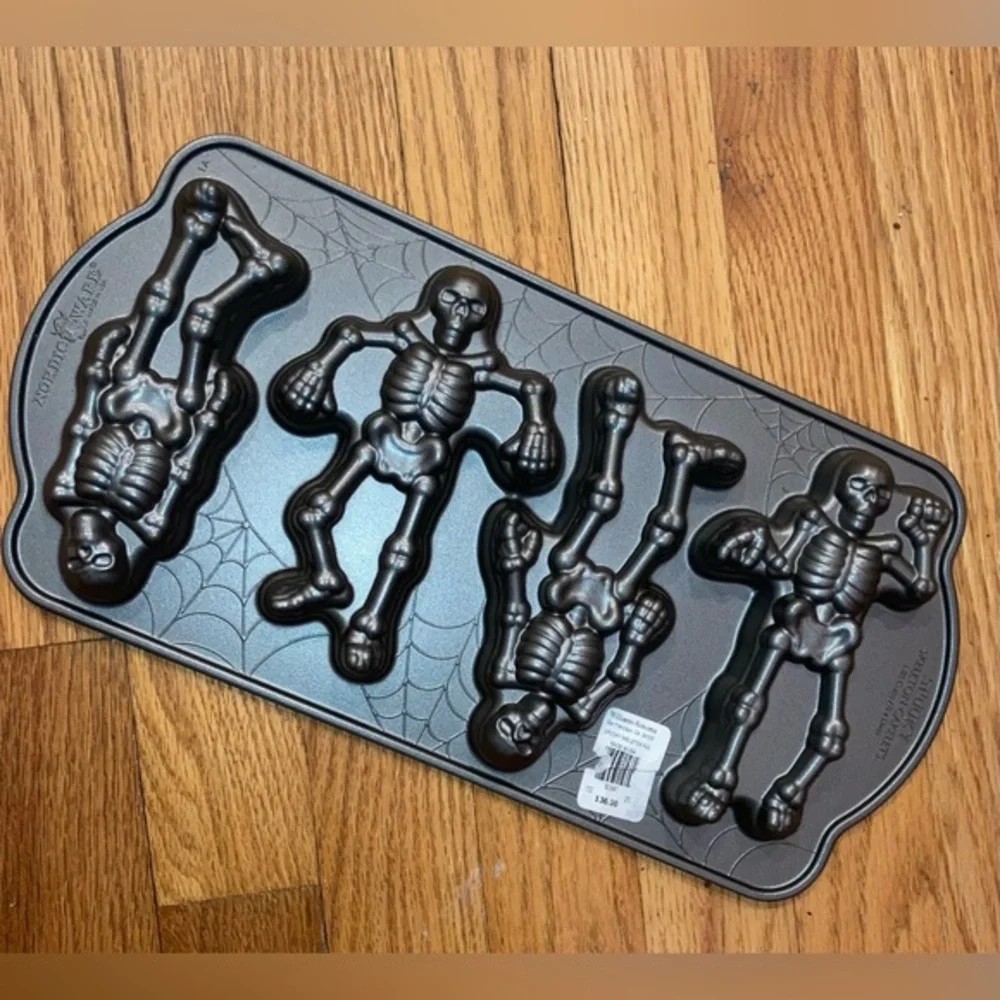 Williams Sonoma Nordic Ware Spooky Skeleton Cakelet Pan - NEW